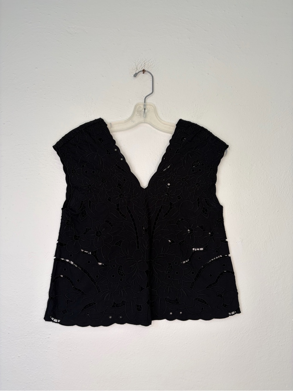Babaton Black Eyelet V-Neck Contemporary Sleeveless Camisole